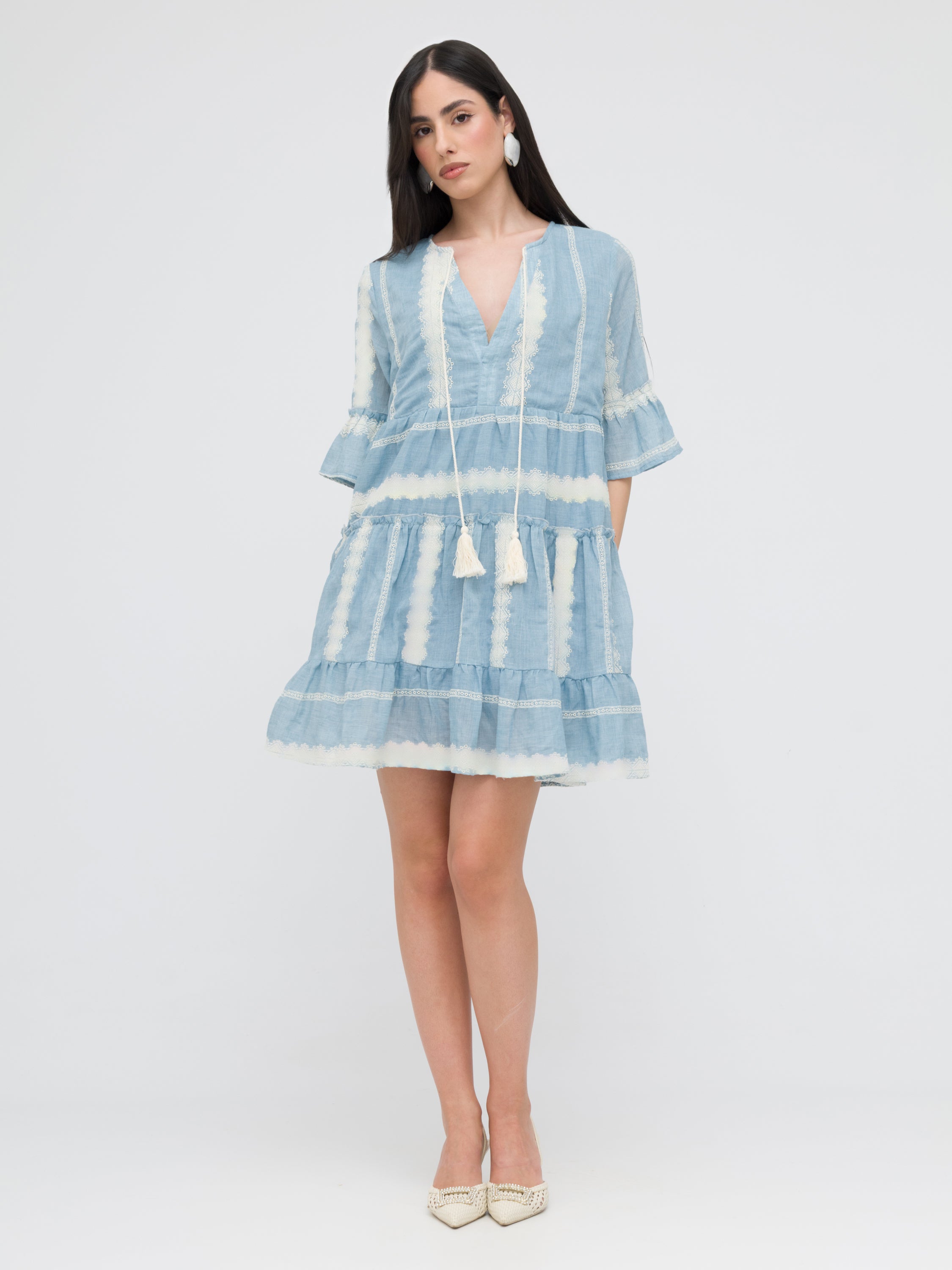 INFLUENCER - mini dress azzurro e bianco con dettagli in macramè e nastri con nappe
