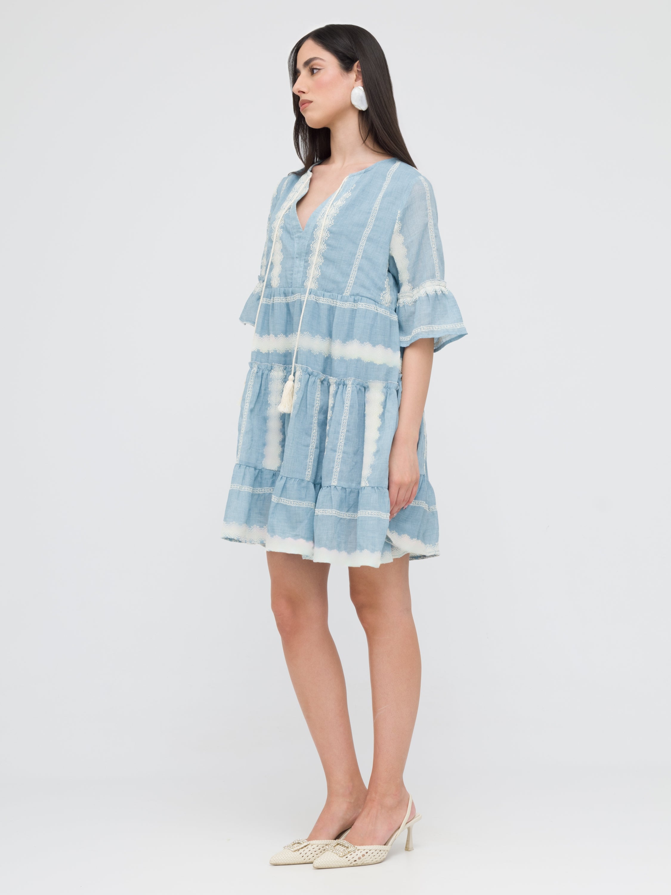 INFLUENCER - mini dress azzurro e bianco con dettagli in macramè e nastri con nappe