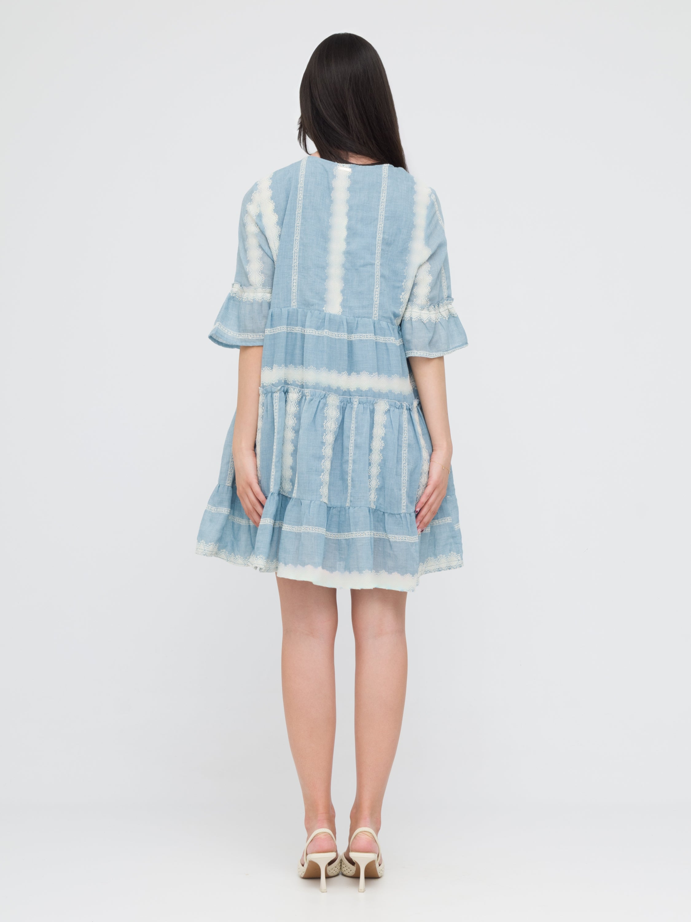 INFLUENCER - mini dress azzurro e bianco con dettagli in macramè e nastri con nappe