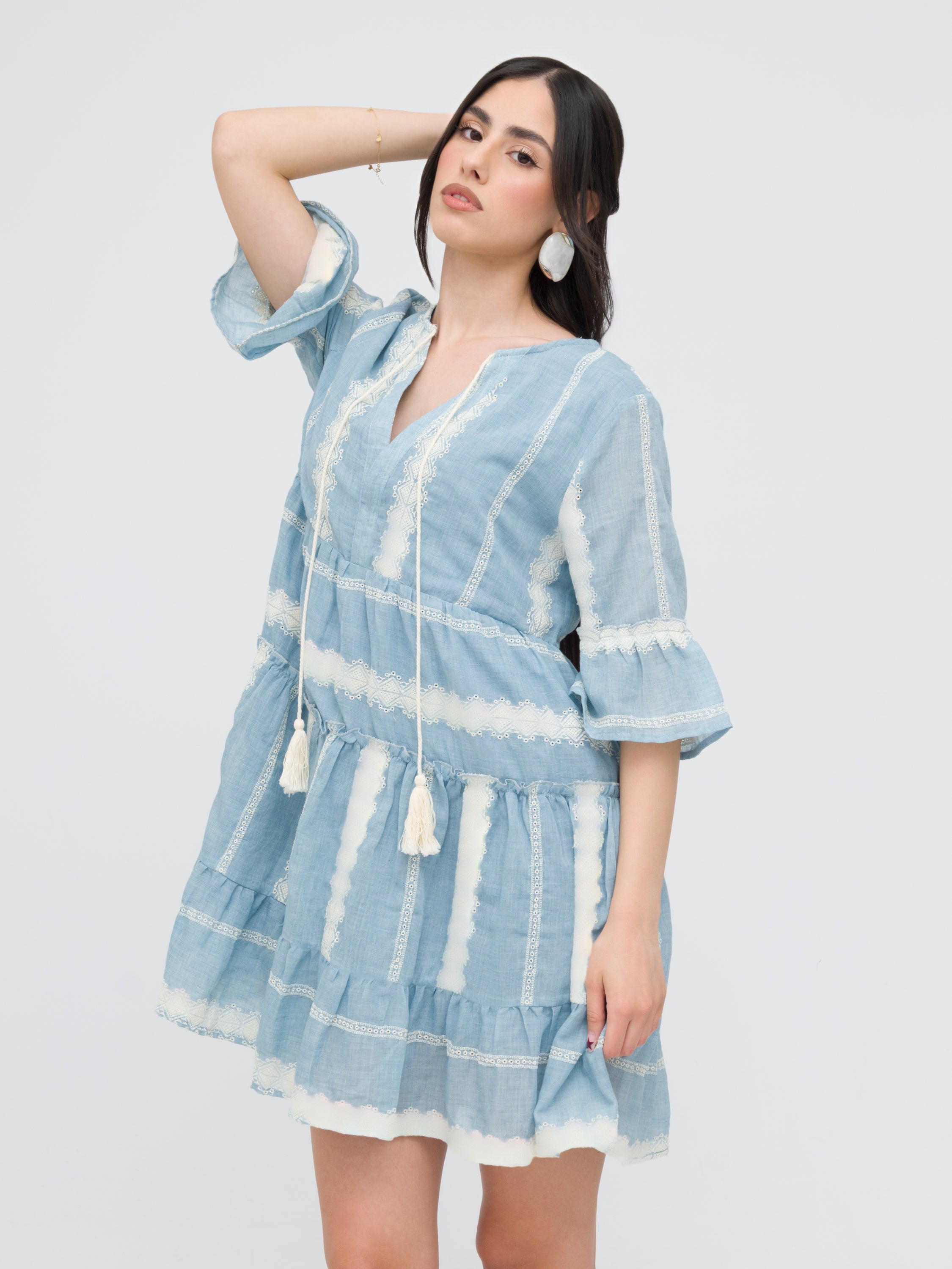 INFLUENCER - mini dress azzurro e bianco con dettagli in macramè e nastri con nappe