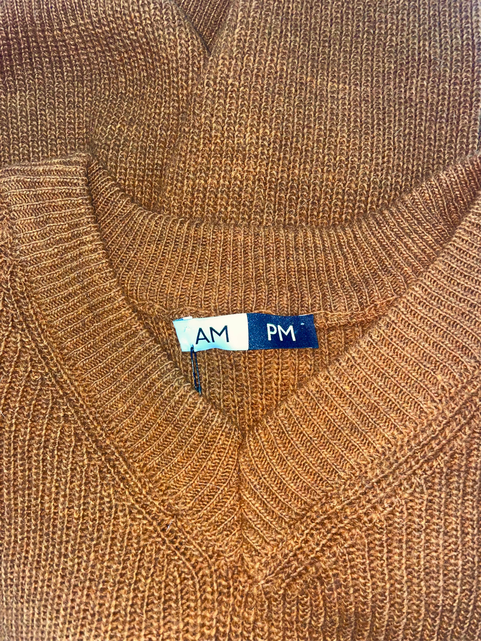 MAGLIONE SCOLLO A V MARRONE