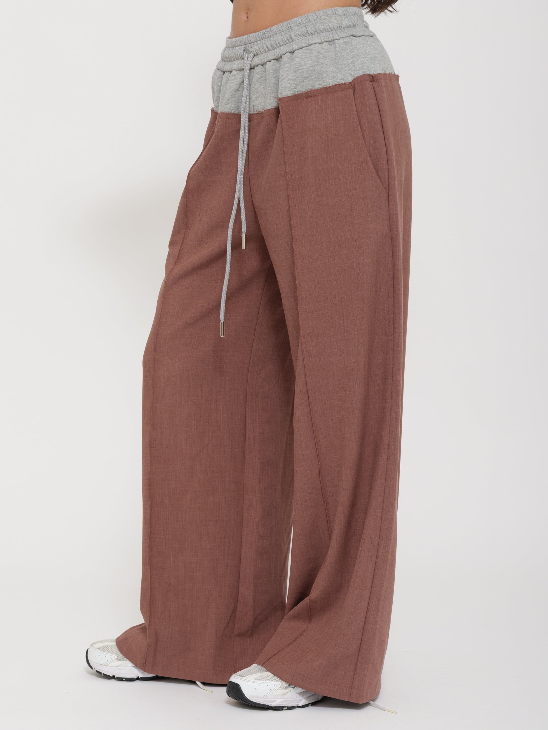 Pantalone palazzo con coulisse e dettagli a contrasto