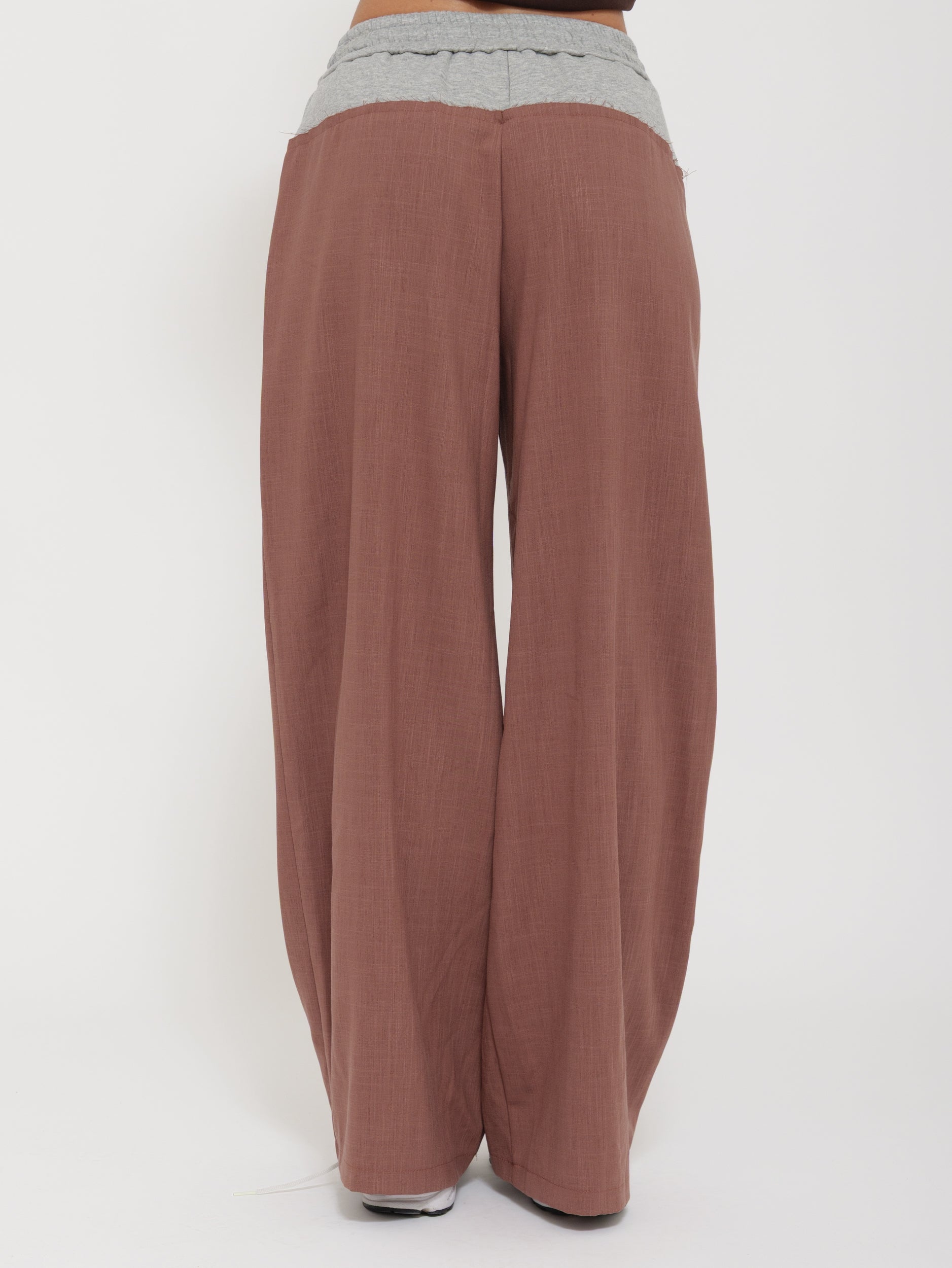 Pantalone palazzo con coulisse e dettagli a contrasto