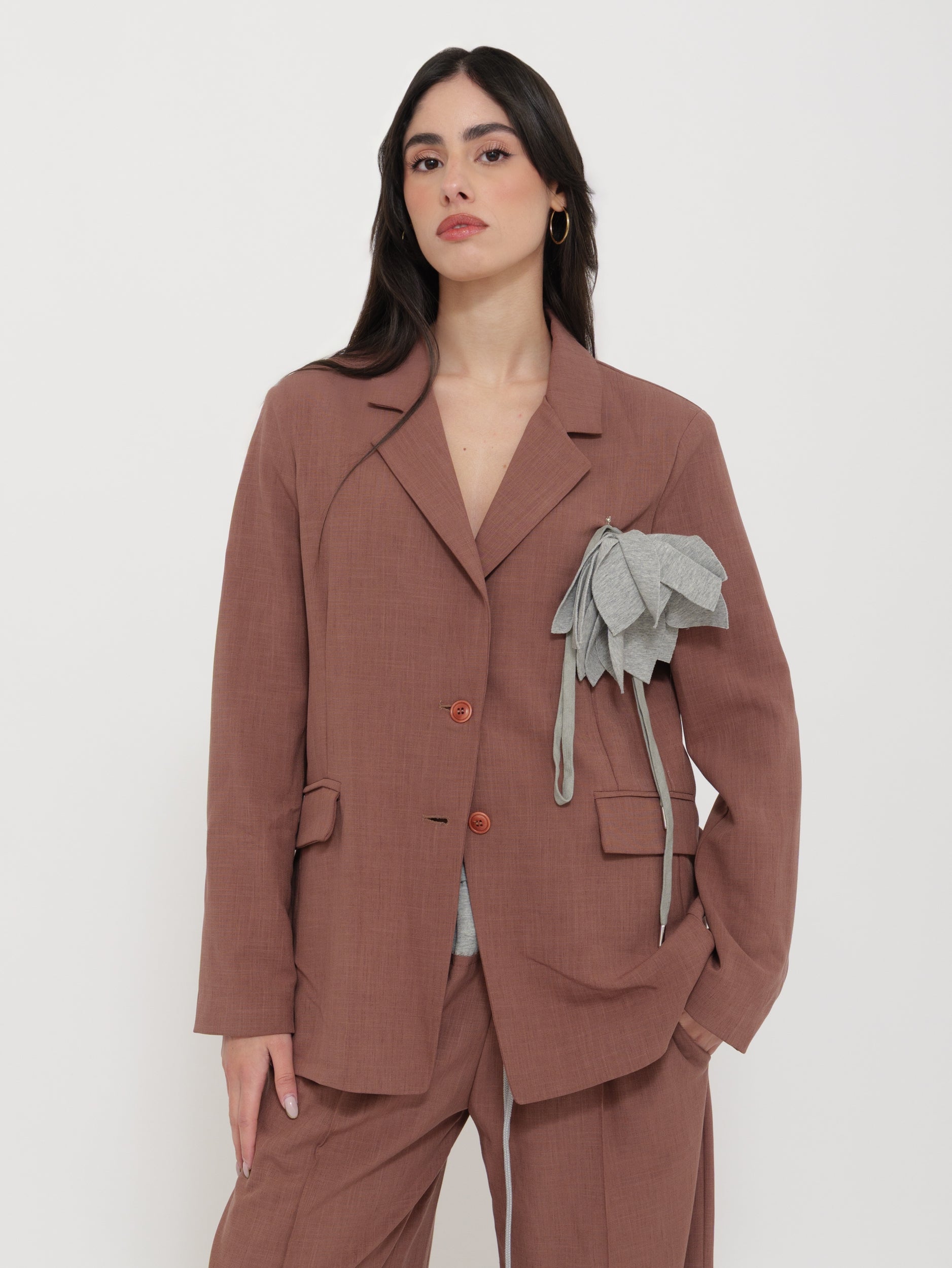 Completo palazzo con giacca e dettagli a contrasto