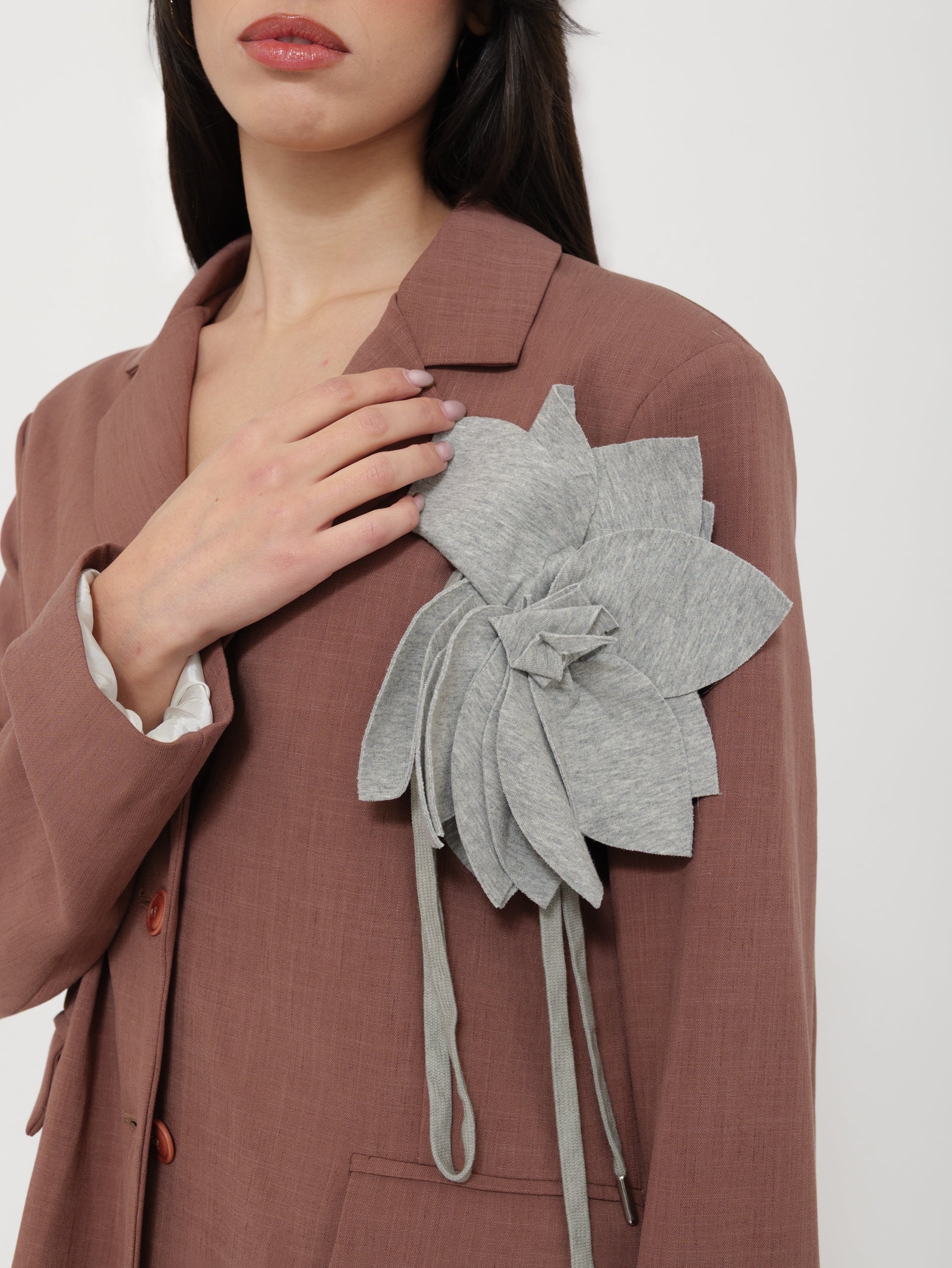 Giacca con spilla a fiore