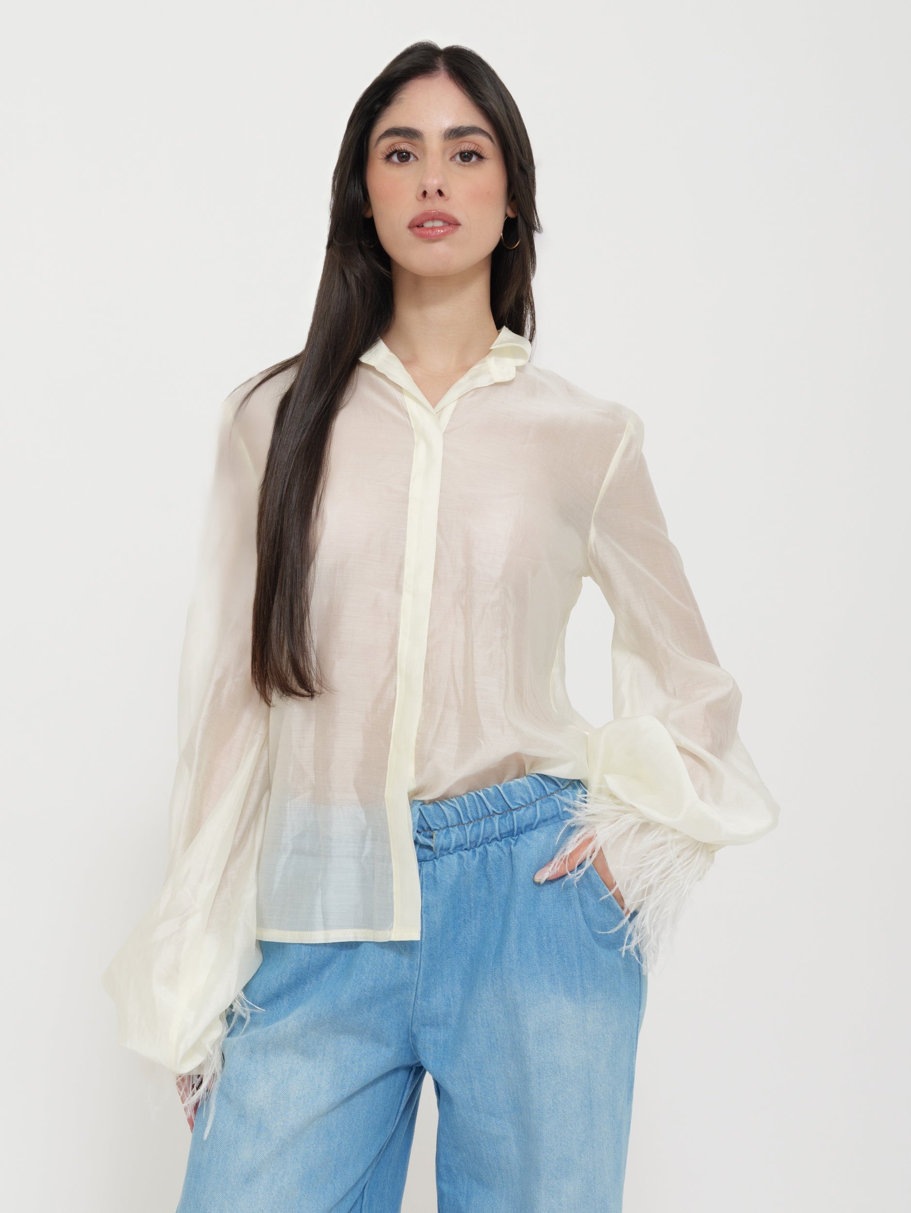 Camicia Avorio con Dettaglio Piume “Tensione”