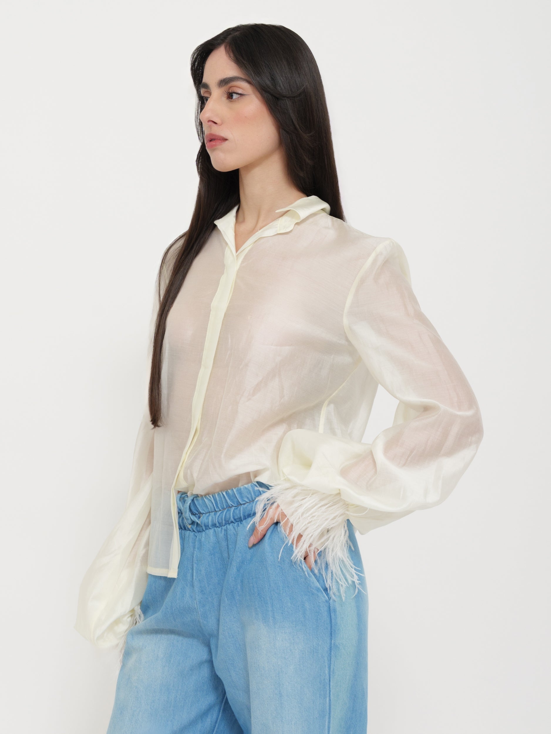 Camicia Avorio con Dettaglio Piume “Tensione”