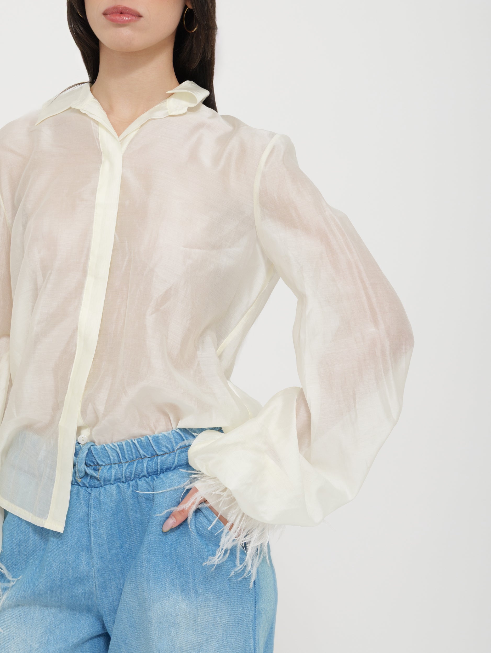 Camicia Avorio con Dettaglio Piume “Tensione”