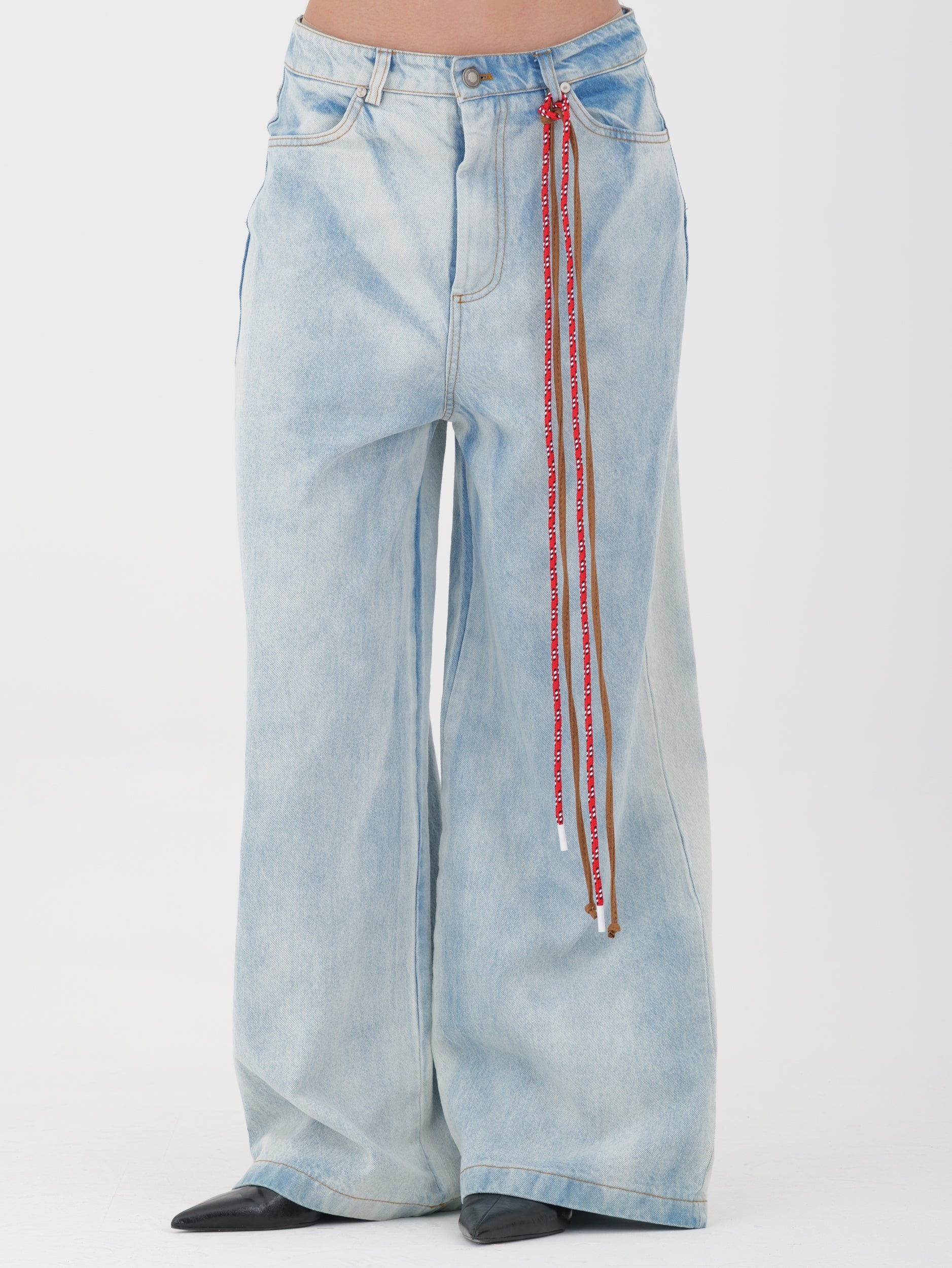 Jeans tensione in lavaggio trattato