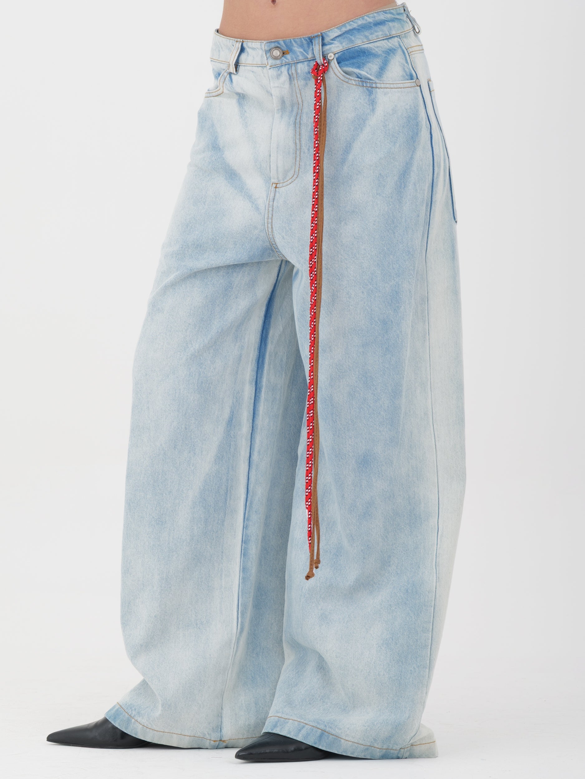 Jeans tensione in lavaggio trattato
