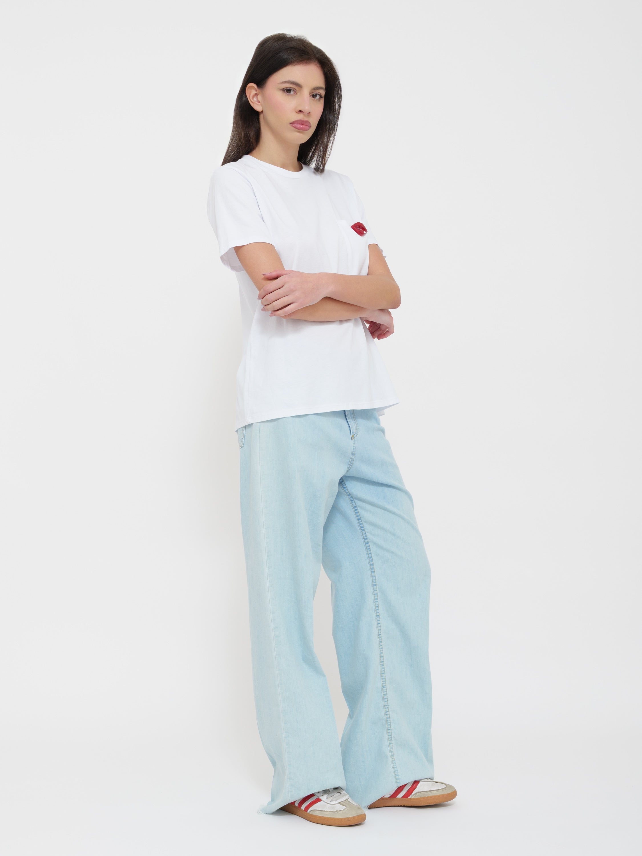 T-shirt bianca dettaglio spilla