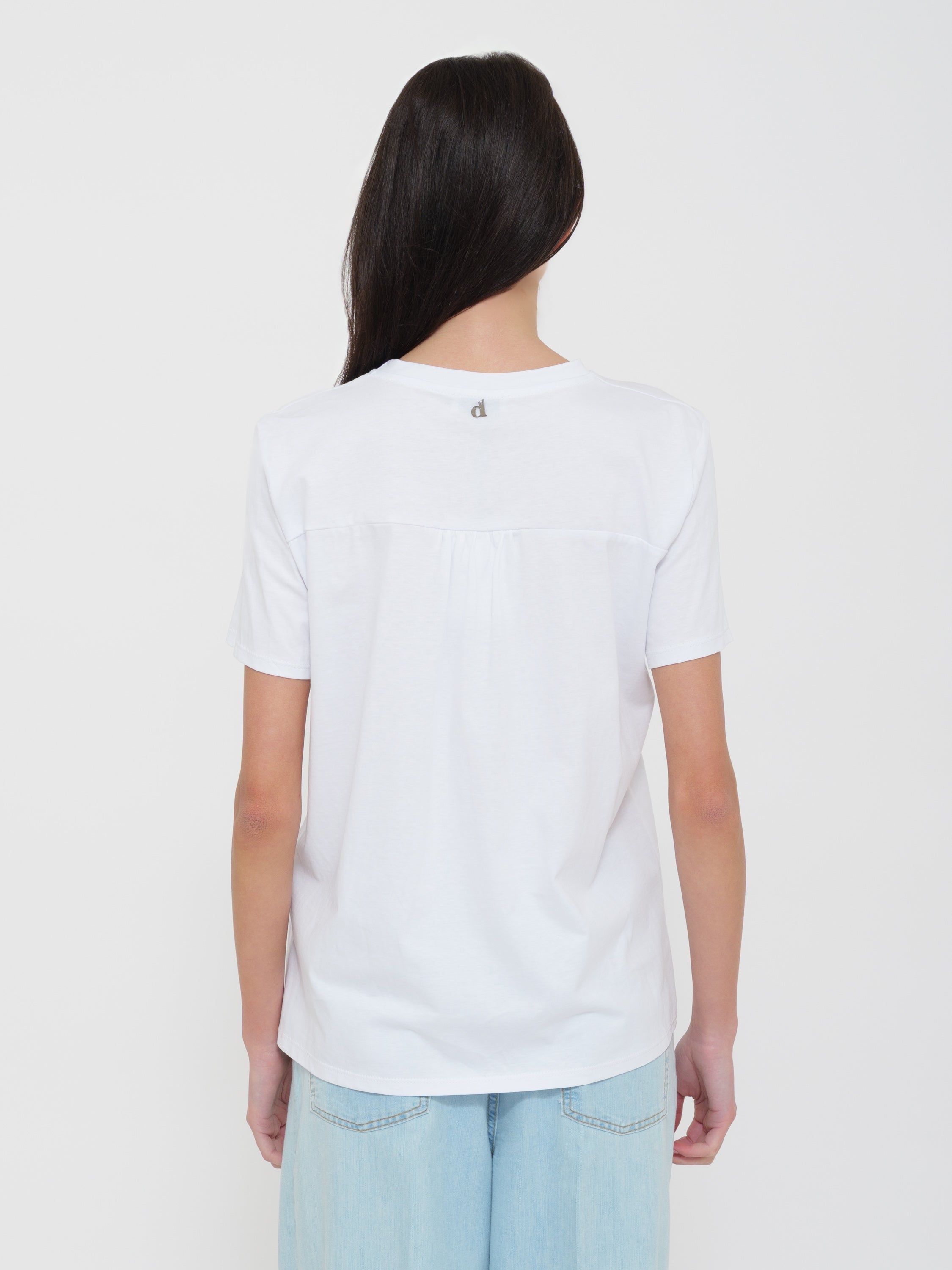 T-shirt bianca dettaglio spilla