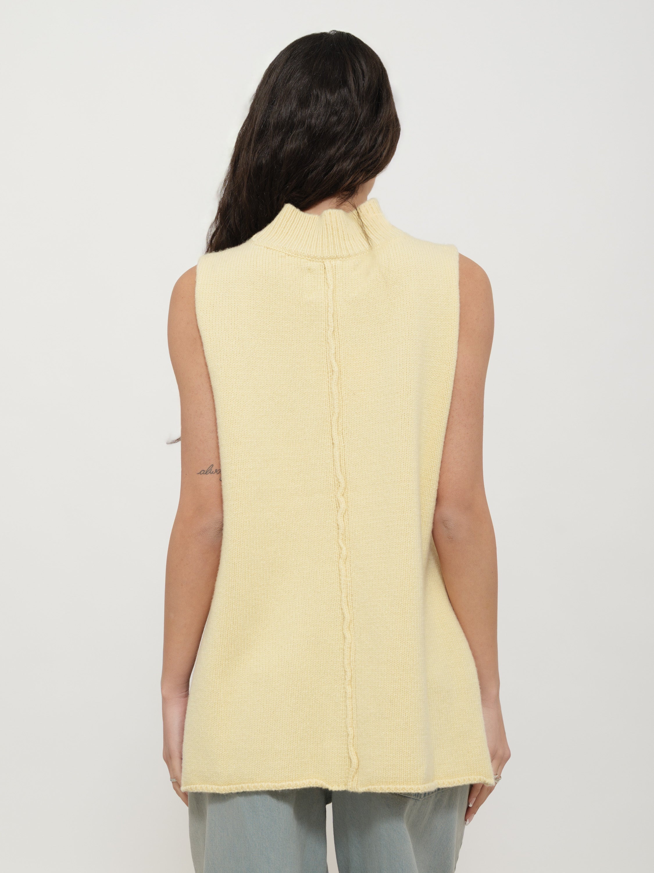 Gilet giallo burro laboratorio