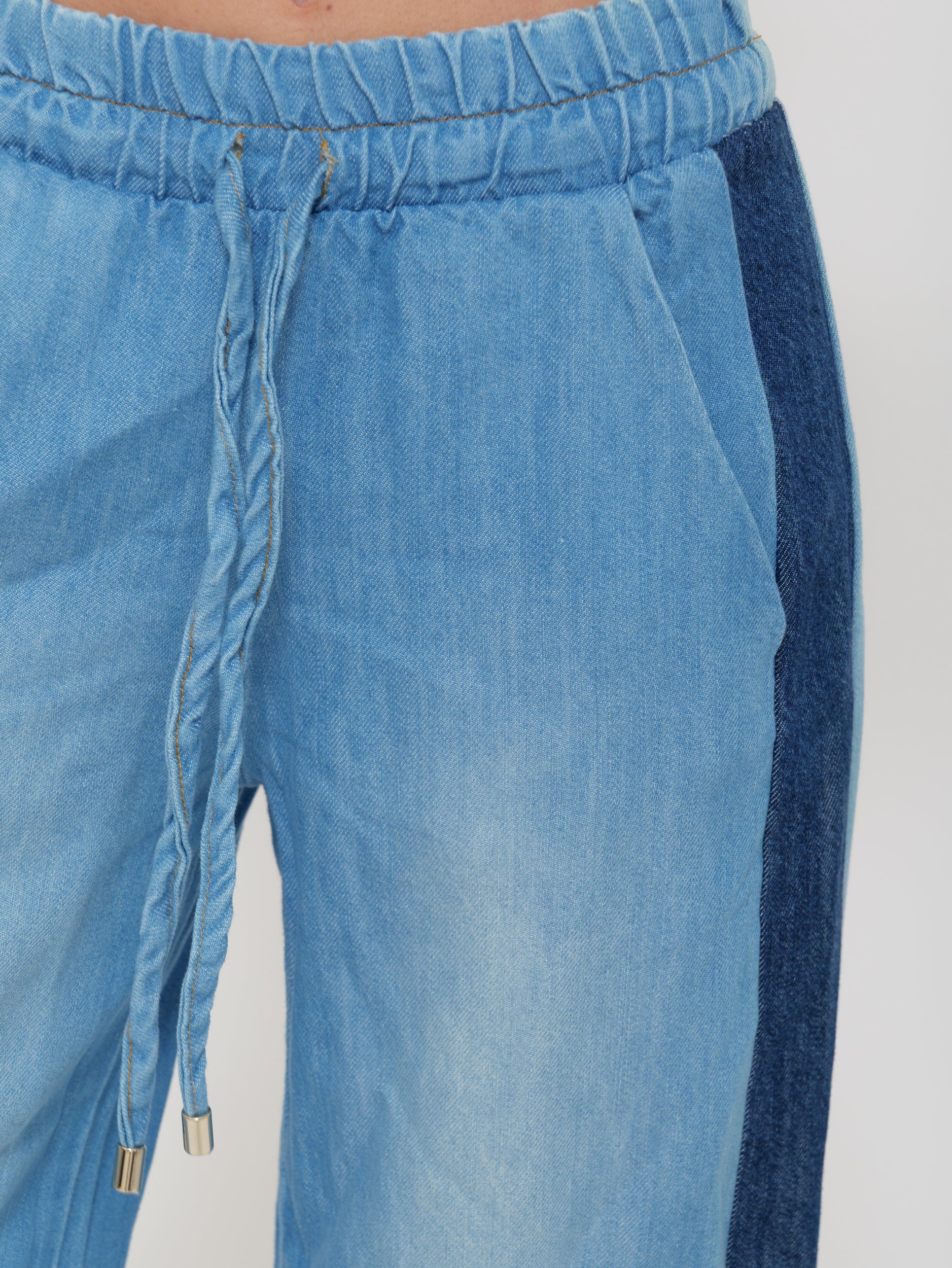 Pantalaccio jeans wide leg con strisce laterali