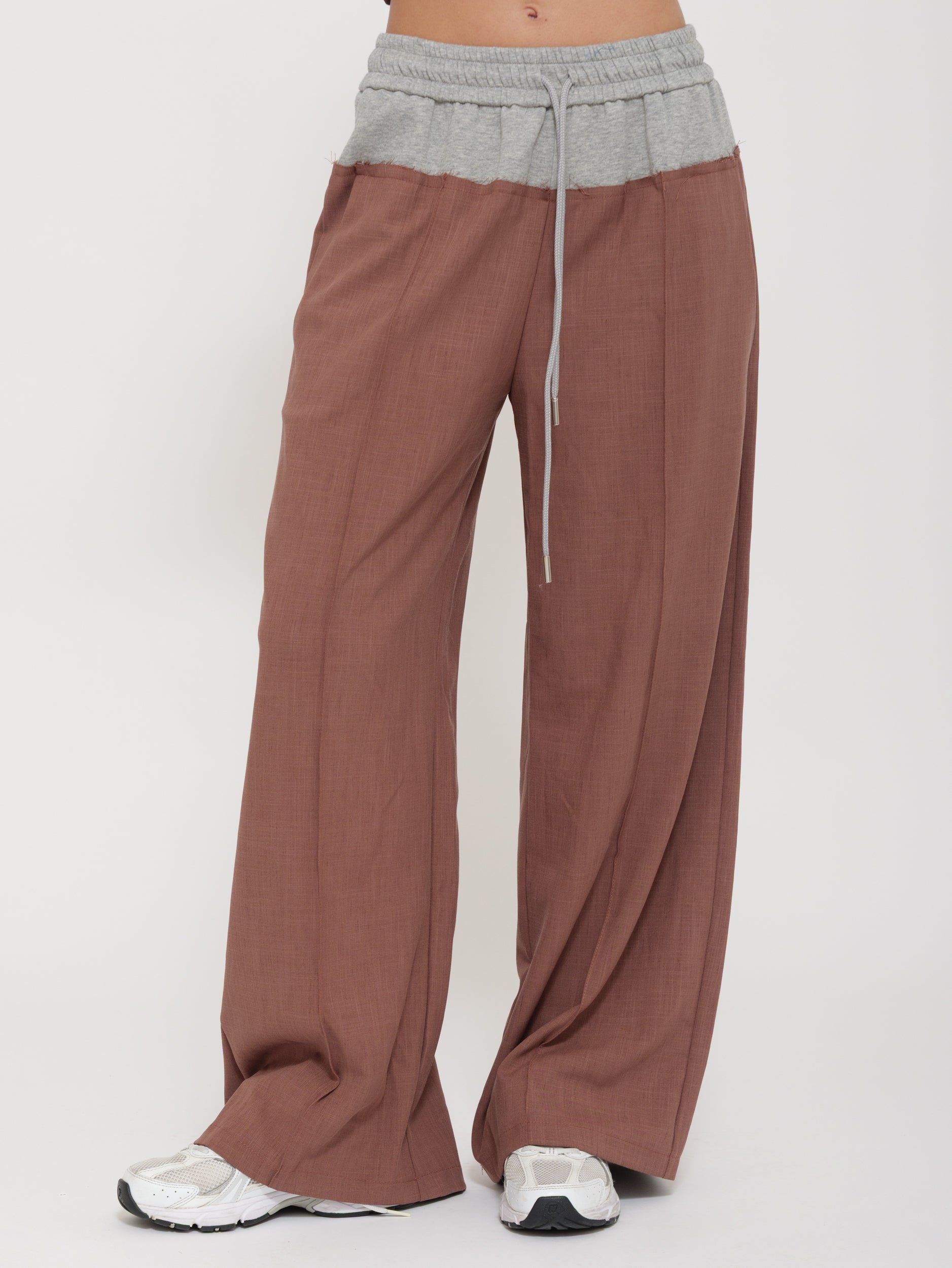 Pantalone palazzo con coulisse e dettagli a contrasto