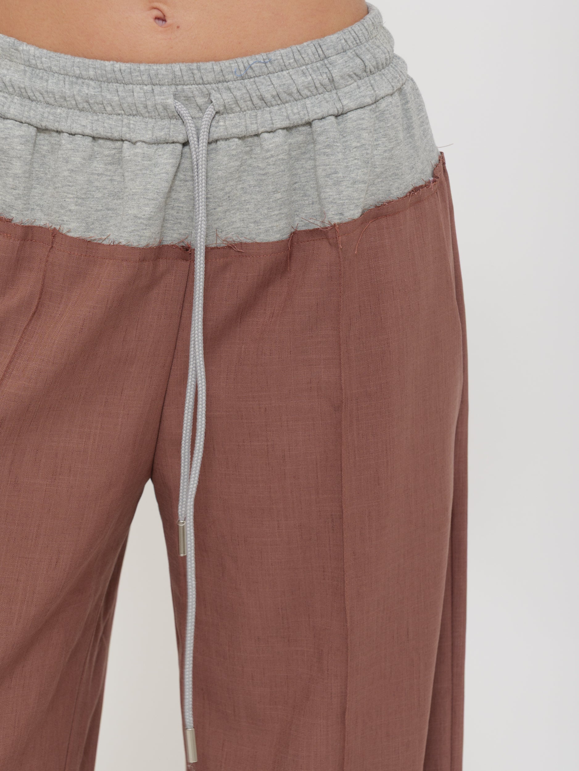 Pantalone palazzo con coulisse e dettagli a contrasto