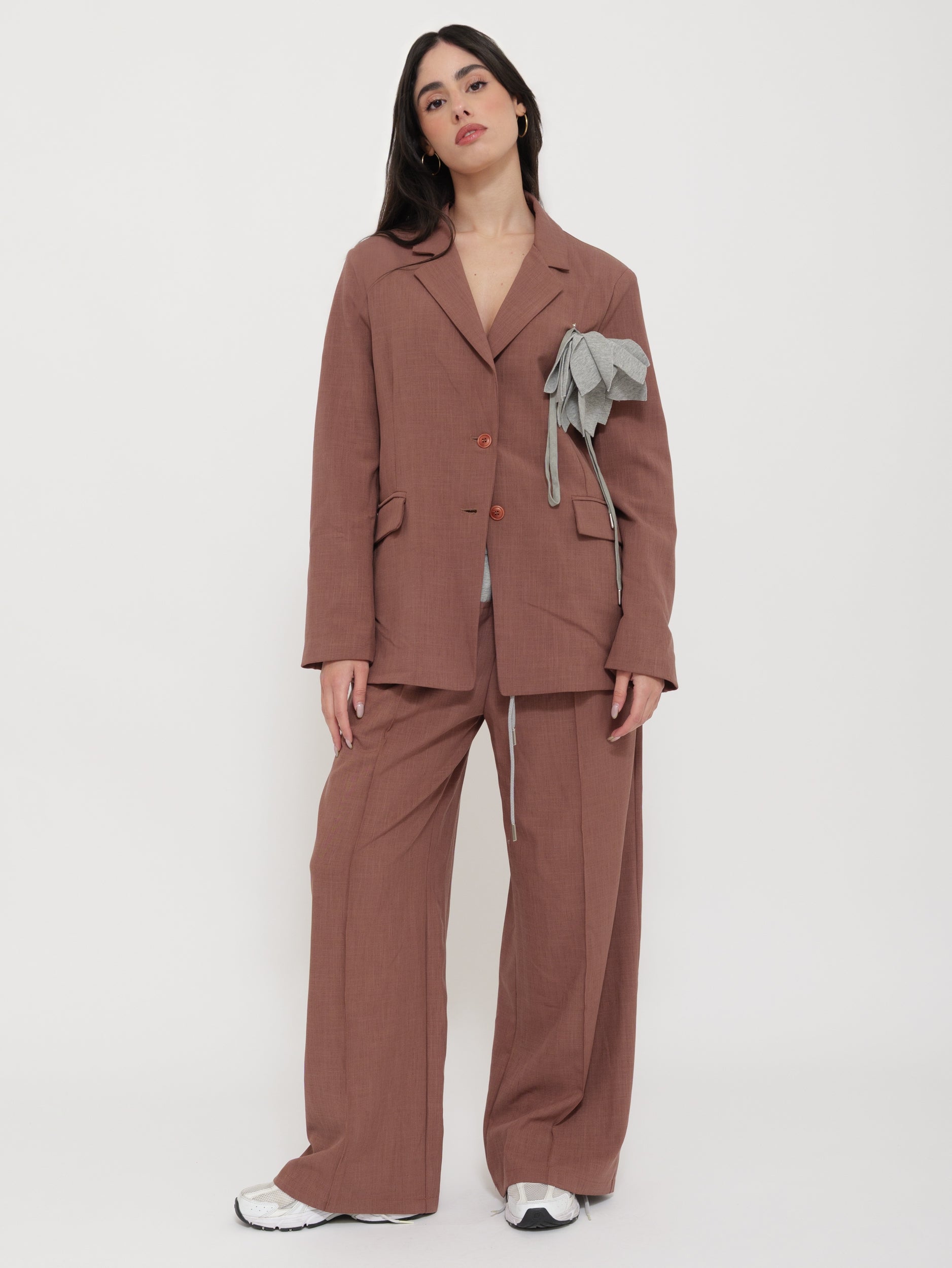 Completo palazzo con giacca e dettagli a contrasto