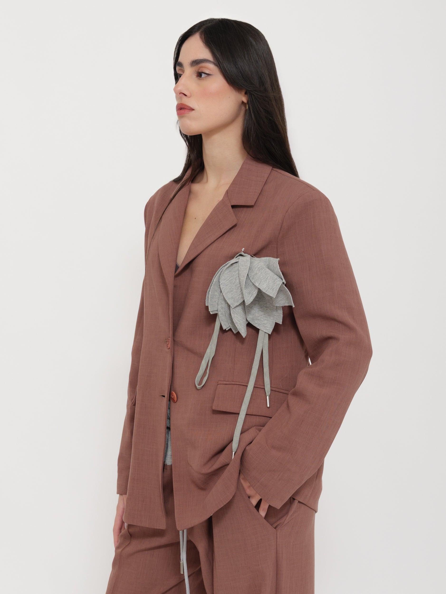 Completo palazzo con giacca e dettagli a contrasto