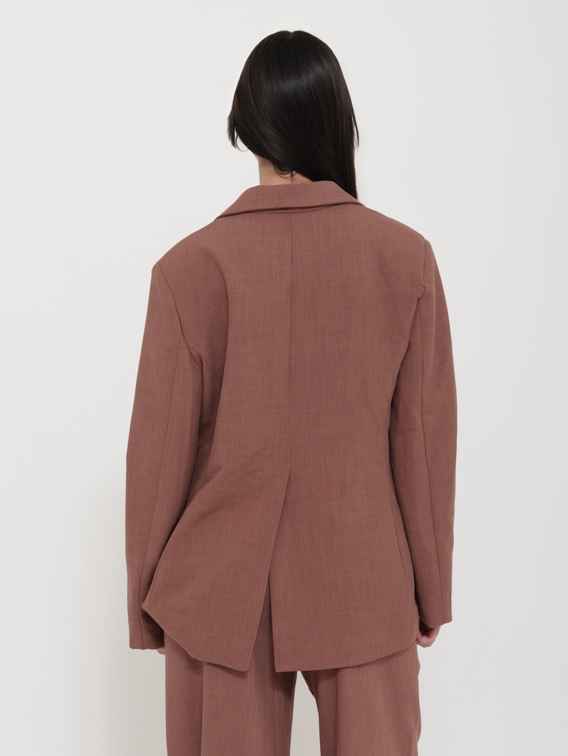 Completo palazzo con giacca e dettagli a contrasto