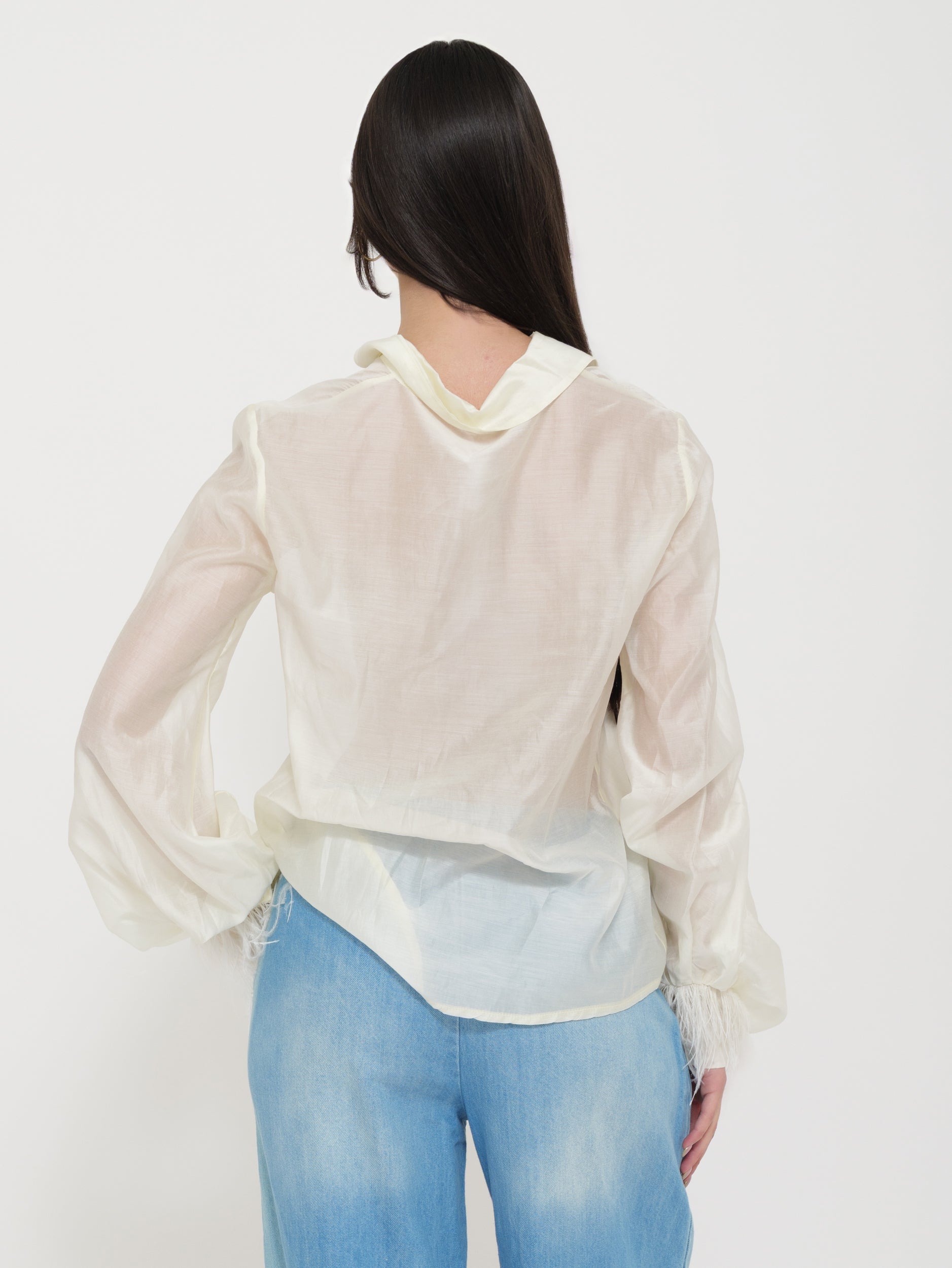 Camicia Avorio con Dettaglio Piume “Tensione”
