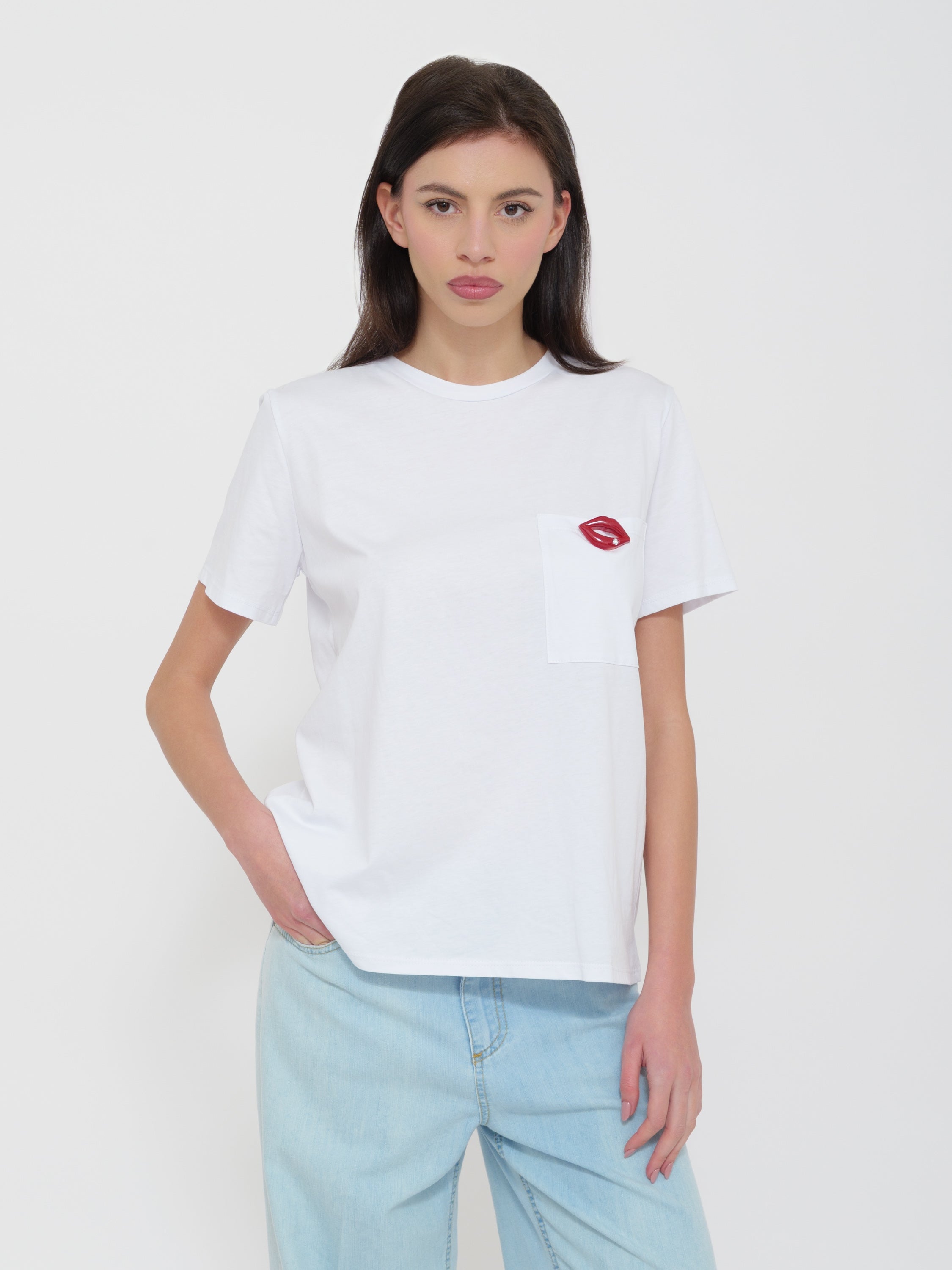 T-shirt bianca dettaglio spilla