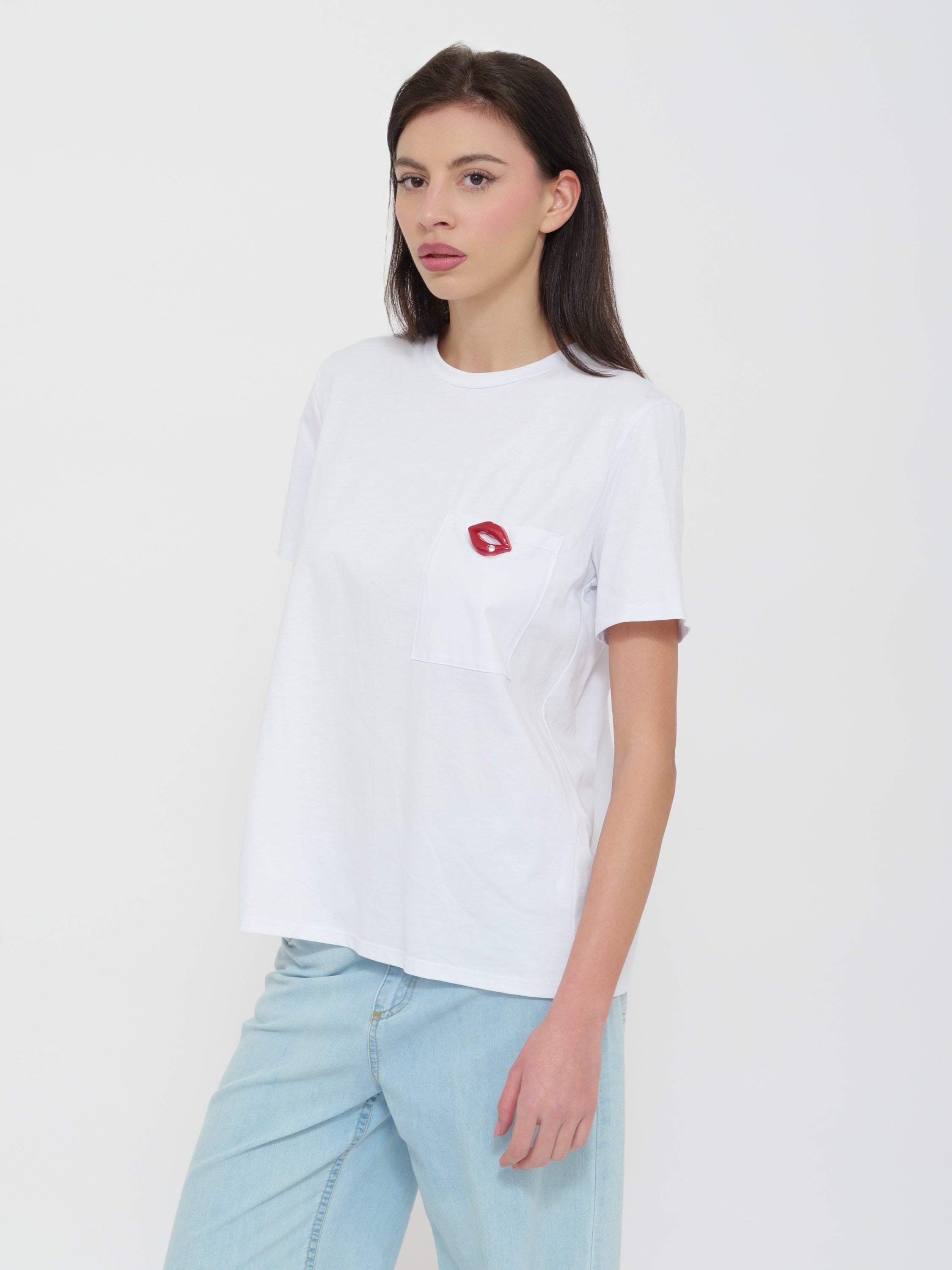 T-shirt bianca dettaglio spilla