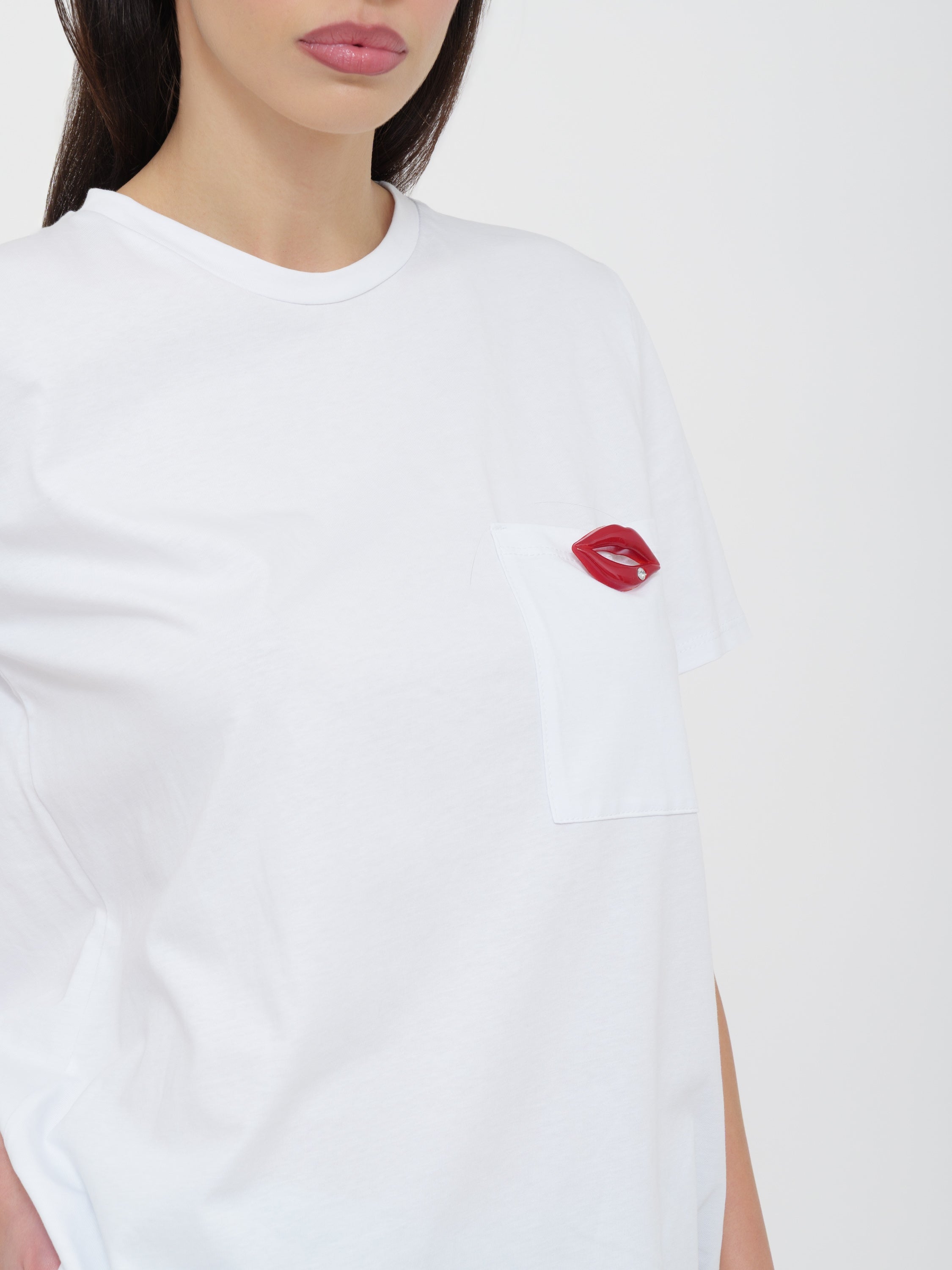 T-shirt bianca dettaglio spilla